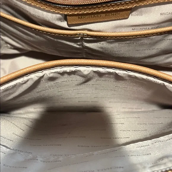 Michael Kors Tan Leather Tote Bag with Structured Design NWOT - Picture 7 of 15